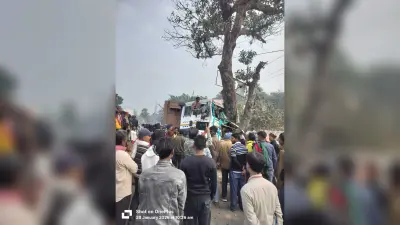 पेड़ से टकराया अनियंत्रित ट्रक, शराब के नशे में धुत चालक धराया