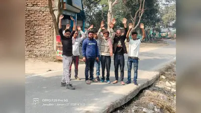 मुख्य सड़क जर्जर, किया प्रदर्शन