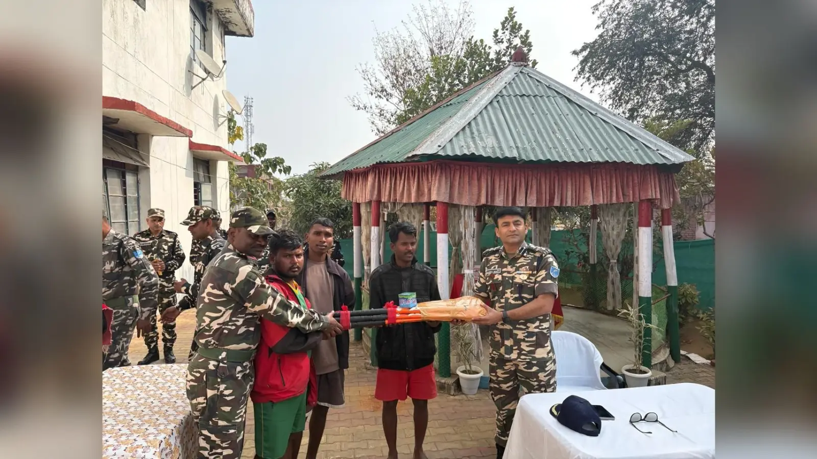 खिलाड़ियों के बीच खेल सामग्री का किया गया वितरण