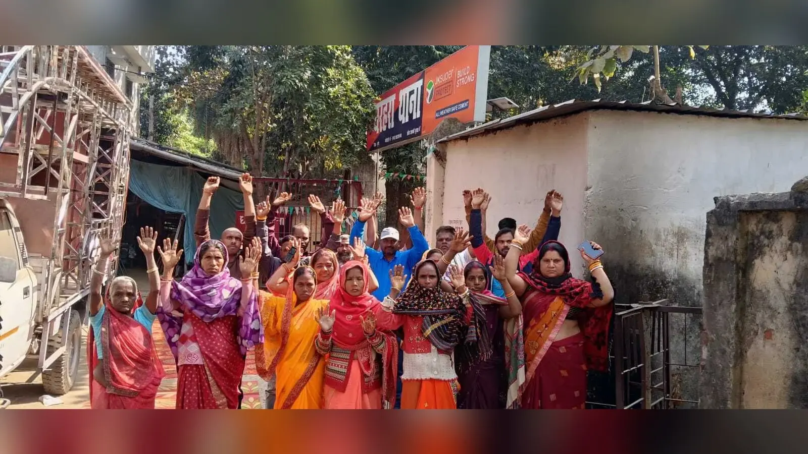 गोली चला कर भाग रहे एक युवक को ग्रामीणों ने पकड़ कर किया पुलिस के हवाले