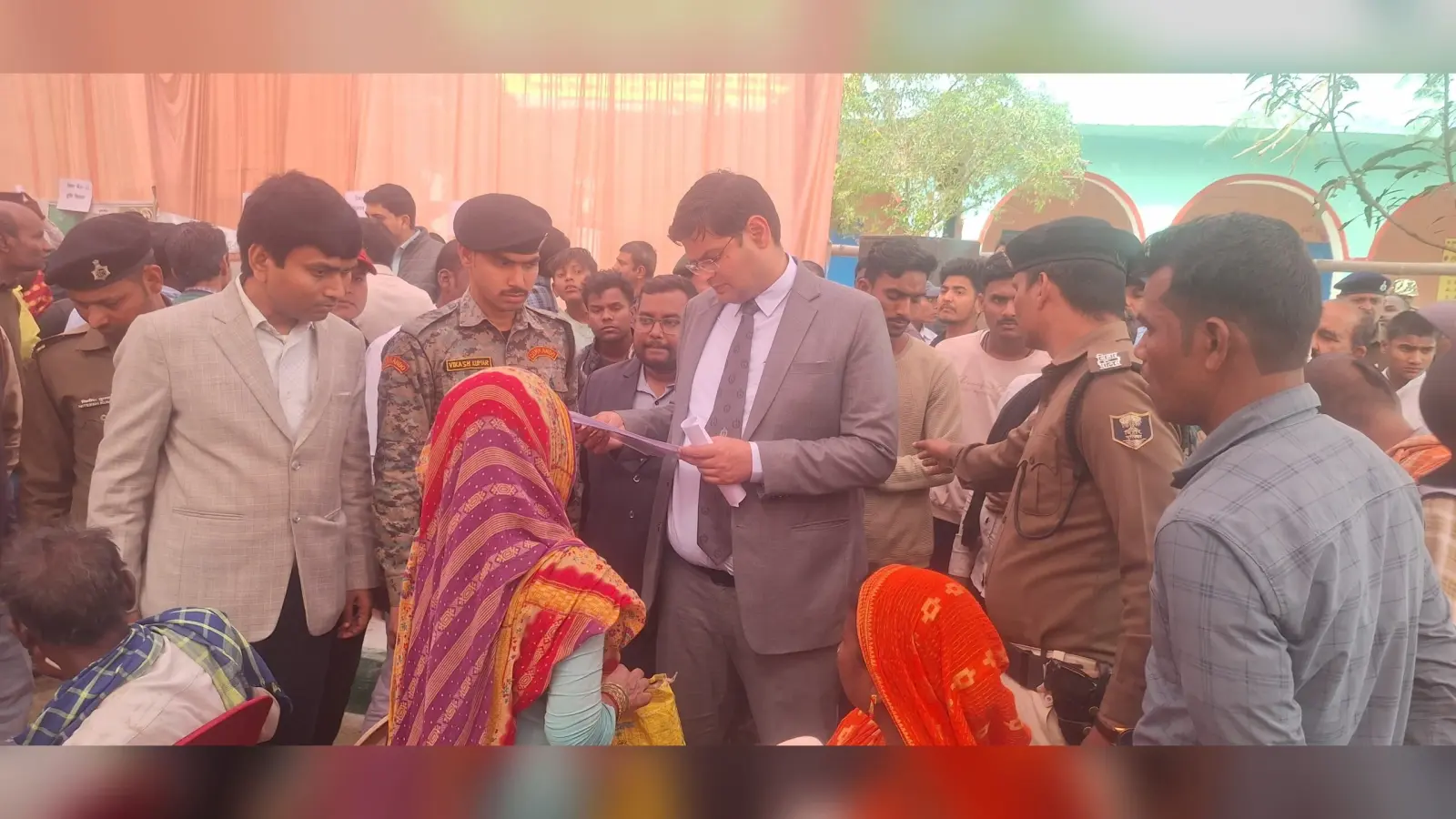 लोगों की समस्याओं से अवगत हुए डीएम