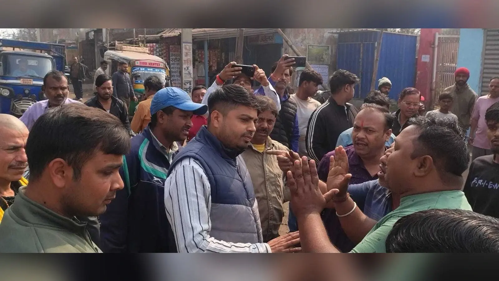 Dhanbad News : लोयाबाद में प्रतिबंधित प्लास्टिक किया जब्त, जुर्माना