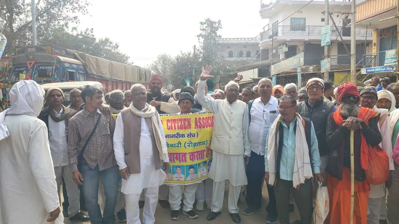 प्रत्येक गांव में कैंप लगाकर केवाइसी कराने की मांग को लेकर प्रदर्शन