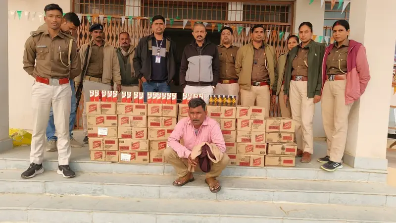 मांझा में छापेमारी के दौरान शराब के साथ तस्कर धराया