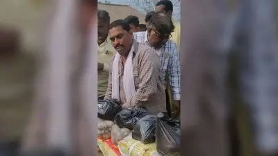 अग्निपीड़ित के बीच सांसद प्रतिनिधि ने बांटी राहत सामग्री