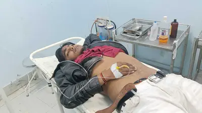 थावे में महिला को बचाने के प्रयास में बाइक पलटी, दो युवक हुए घायल