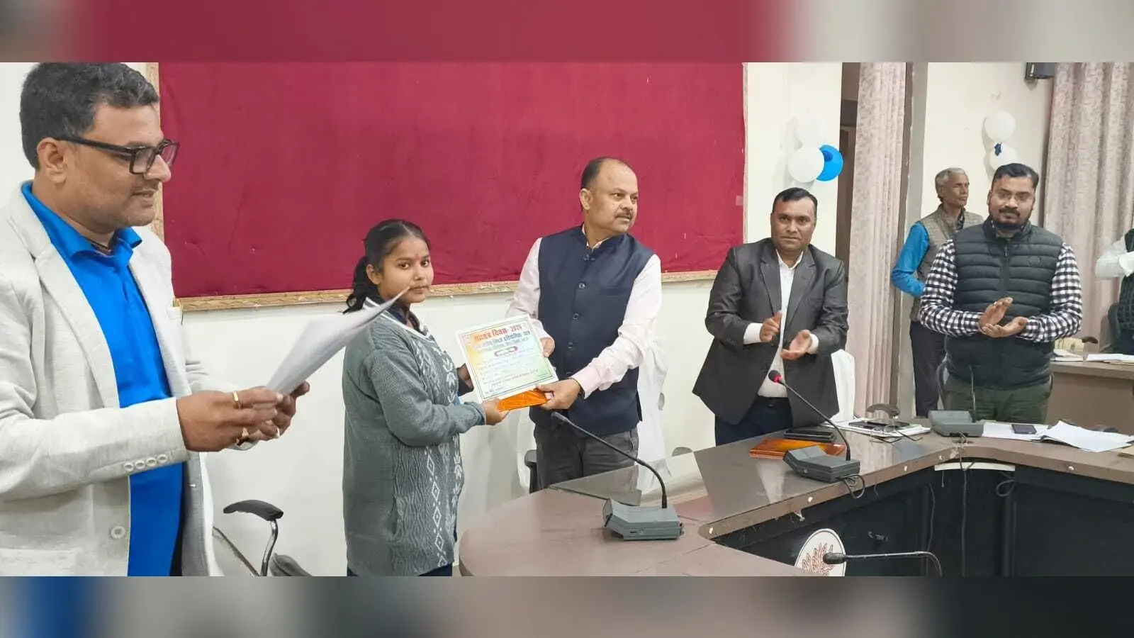 सप्ताहिक जांच व क्विज परीक्षा के सफल बच्चों को डीएम ने किया सम्मानित