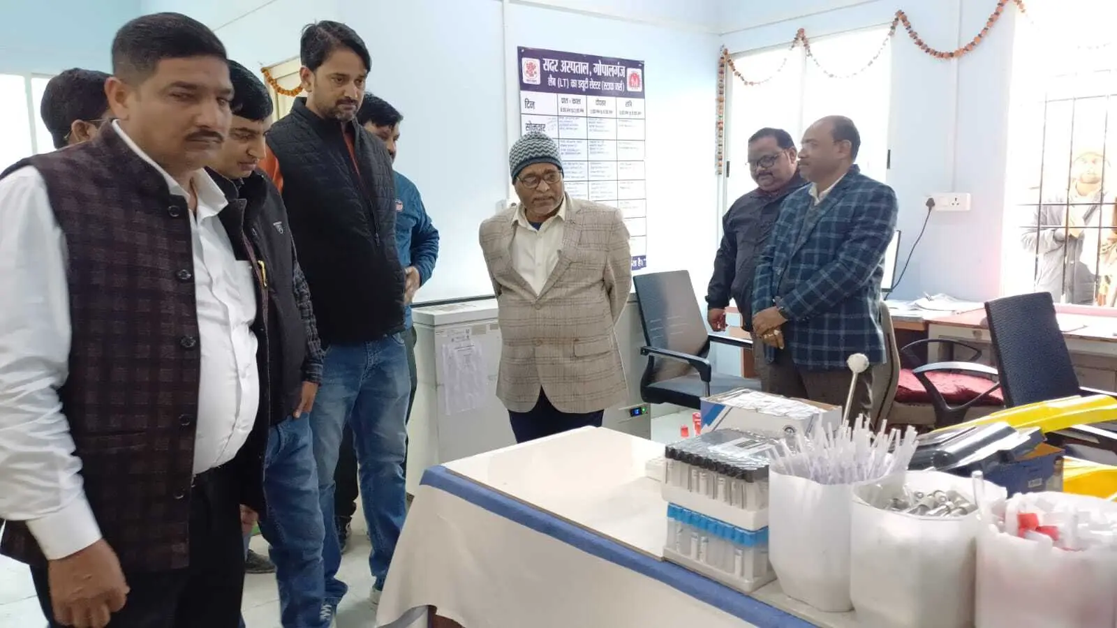 सदर अस्पताल में सिविल सर्जन ने किया औचक निरीक्षण, चिकित्सक और कर्मी मिले अनुपस्थित