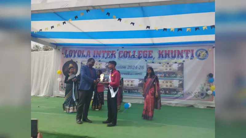 लोयोला इंटर कॉलेज में विद्यार्थियों को दी गयी विदाई