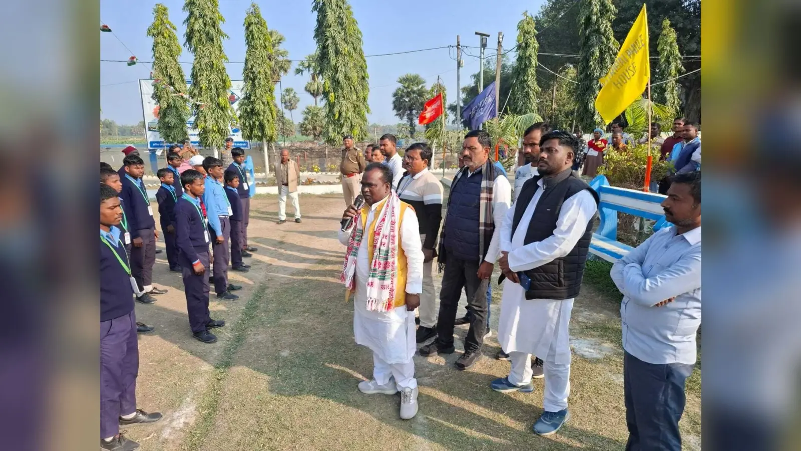 एसटी आयोग सदस्य ने आवासीय विद्यालय का किया निरीक्षण