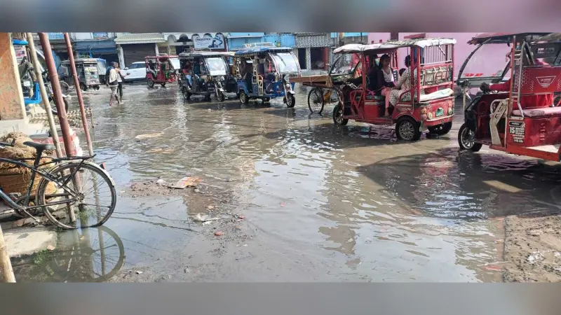 शहर का नाला बंद कर ड्रेनेज निर्माण से सड़कों पर जलजमाव, परेशानी