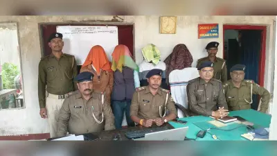 दो सगे भाइयों समेत चार शातिर चोर गिरफ्तार, तीन चोरी की बाइक बरामद तीन मास्टर चाभी एक पेचकस जब्त,गिरफ्तार बाइक चोर बुंदेलखंड के मोगलाखार मोहल्ले का रहने वाला है।
