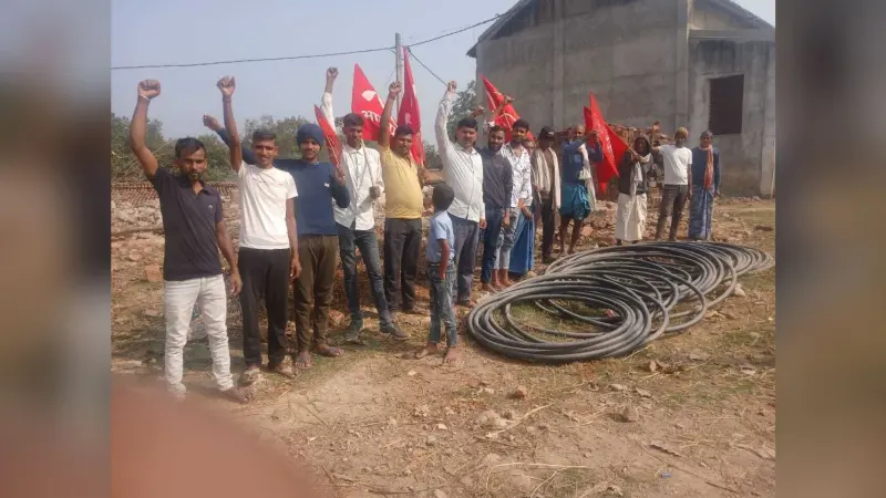 बिना पानी के पाइपलाइन बिछाने पर ग्रामीणों का प्रदर्शन
