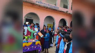स्कूली बच्चों के बीच बैग का किया गया वितरण