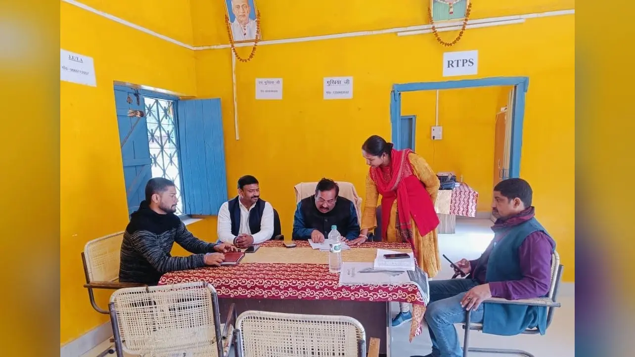 बीडीओ ने पंचायत भवन में चल रहे कार्यों का किया निरीक्षण