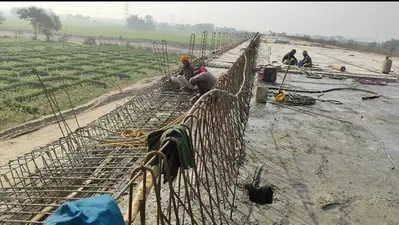 स्टेट हाईवे के निर्माणाधीन पुल का फुटपाथ टूटकर गिरा, बड़ा हादसा टला