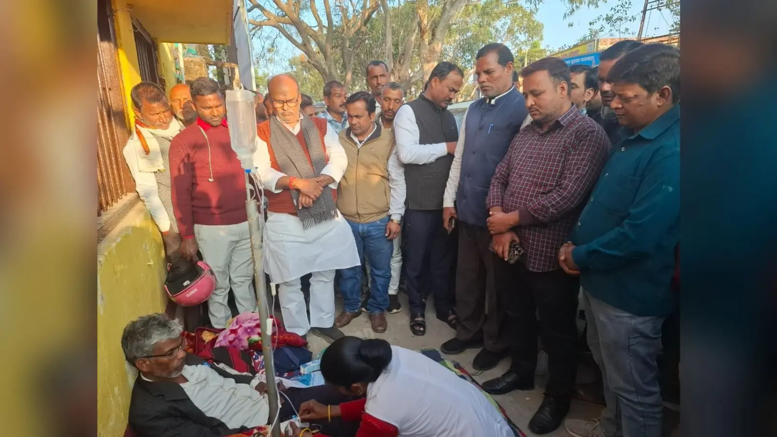 पूर्व विधान पार्षद की पहल पर अनशनकारियों ने समाप्त किया अनशन