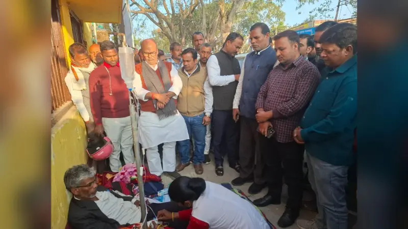 पूर्व विधान पार्षद की पहल पर अनशनकारियों ने समाप्त किया अनशन