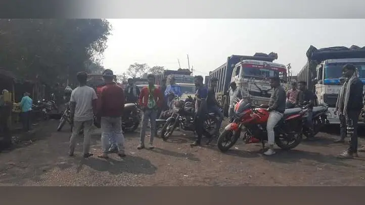राजमहल कोल परियोजना में सीआइएसएफ जवान पर मारपीट का आरोप, ग्रामीणों ने किया सड़क जाम