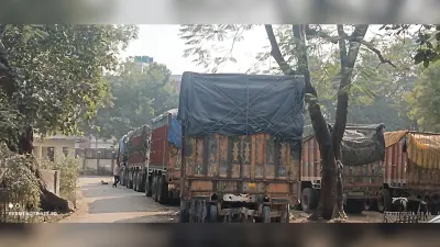 Bhagalpur news एसएफसी गोदाम के बाहर खड़े हैं अनाज से लदे दर्जनों ट्रक, गोदाम में ताला