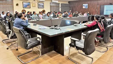 Seraikela Kharsawan News : अनुपस्थित शिक्षक होंगे निलंबित