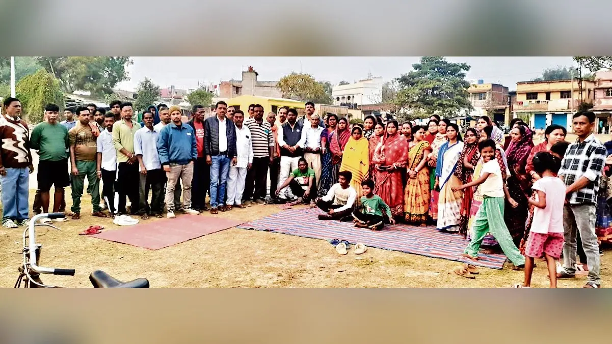 East Singhbhum News : राजस्टेट मैदान में ग्रामीणों की बैठक, कई प्रस्ताव पारित