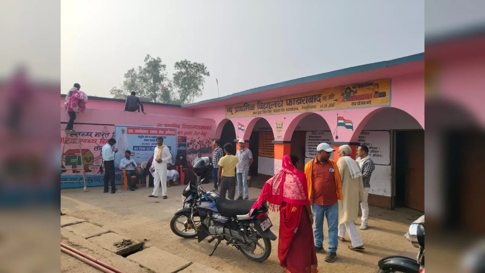 अतिक्रमण व गंदगी की मार झेल रहा न्यू प्राथमिक विद्यालय फखराबाद