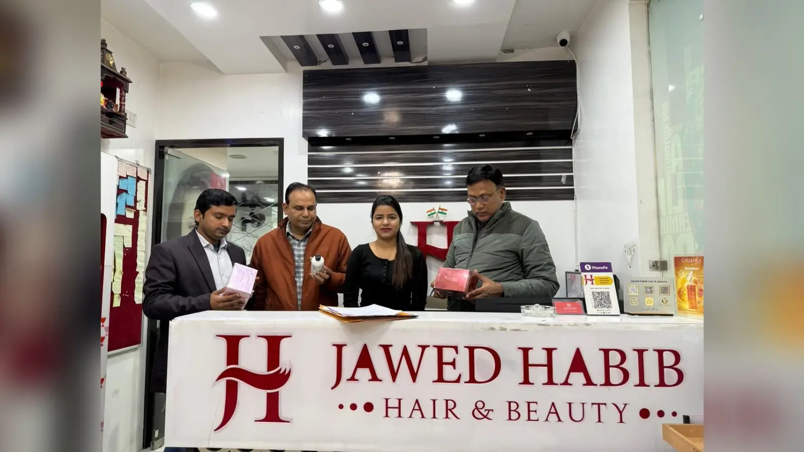 गोपालगंज में जावेद हबीब हेयर एंड ब्यूटी सैलून का औचक निरीक्षण, सैलून में उपलब्ध कॉस्मेटिक उत्पादों की खरीद बिलों की जांच की