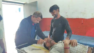 दो बाइक की टक्कर में चालक जख्मी
