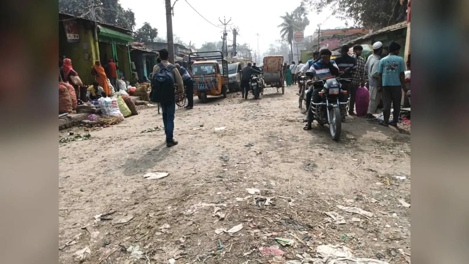 कचरे के कारण सब्जी मंडी सड़क निर्माण में आ रही दिक्कत