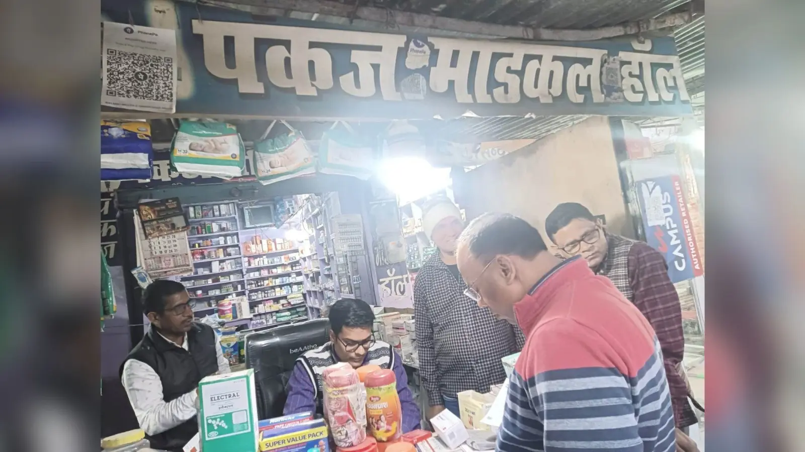 औषधि नियंत्रण की टीम ने दवा दुकानों में की छापेमारी
