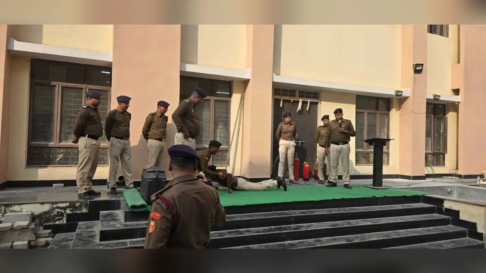 इंजीनियरिंग के विद्यार्थियों को मॉक ड्रिल कर अगलगी से बचाव की दी जानकारी