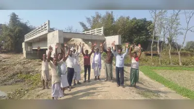 पुल का एप्रोच पथ नहीं, ग्रामीणों ने किया प्रदर्शन
