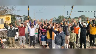 थावे के भेड़िया गांव में रेलवे अंडरपास के निर्माण का विरोध, ग्रामीणों ने रोका काम