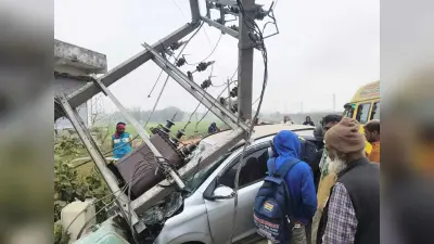बिजली के खंभे से टकारायी कार, गिरा ट्रांसफार्मर