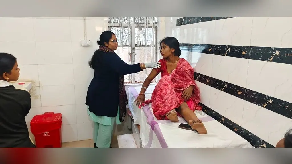 तेज रफ्तार बाइक ने ई-रिक्शा में मारी टक्कर, दो महिलाएं व मासूम घायल