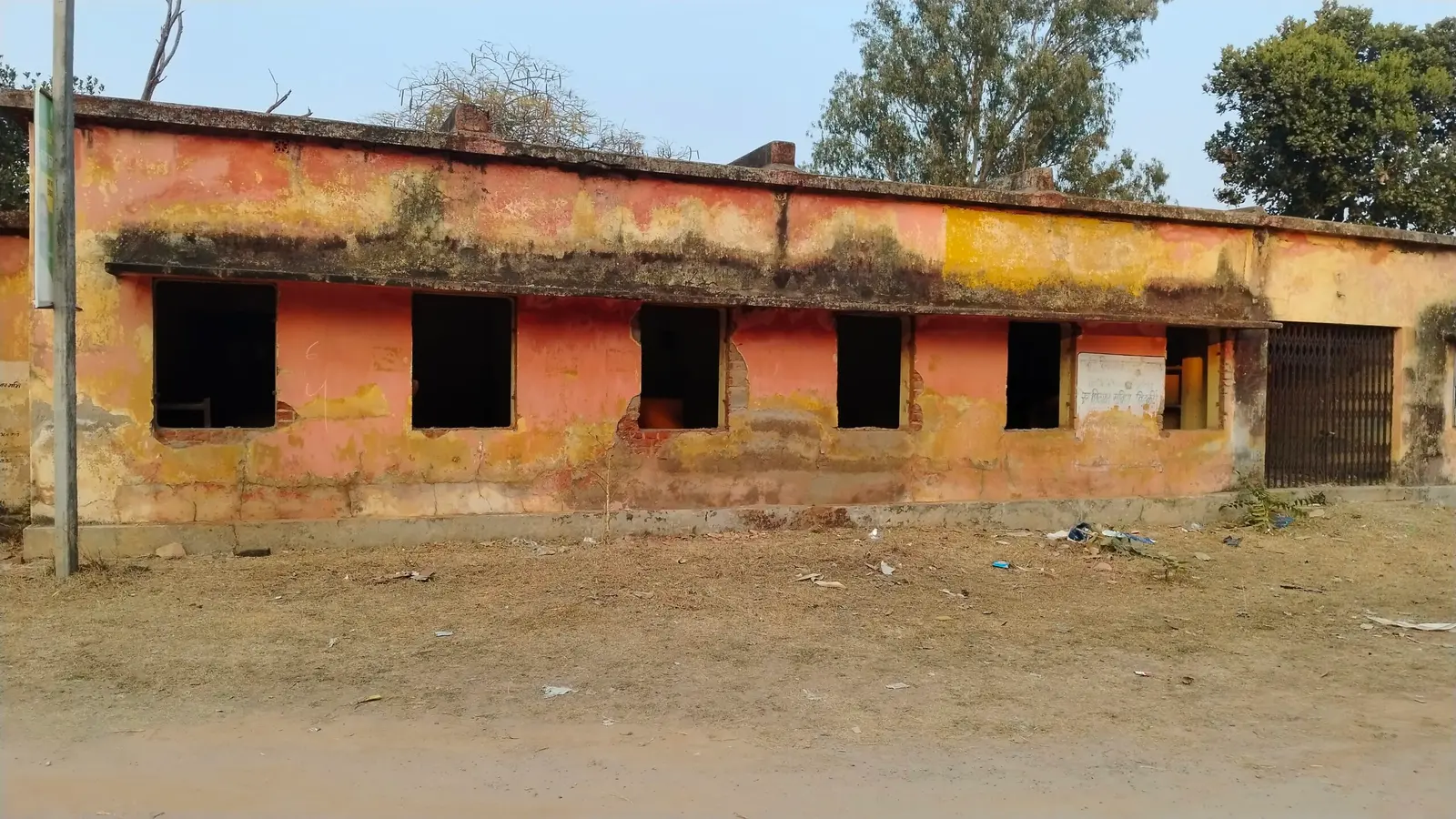 नाराणयपुर प्रखंड कार्यालय परिसर से गायब हो रहे हैं खिड़की-दरवाजे