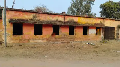 नाराणयपुर प्रखंड कार्यालय परिसर से गायब हो रहे हैं खिड़की-दरवाजे