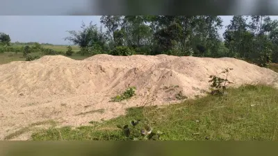 Giridih News :नदी किनारे के गावों में होती है बालू डंपिंग