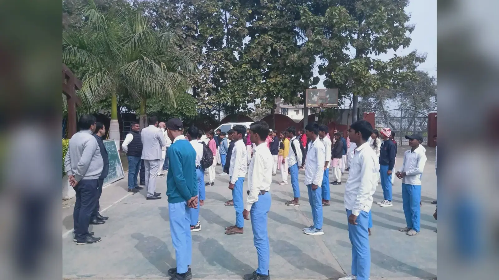 हमीरपुर स्कूल के छात्र-छात्राओं ने मानव भारती विद्यालय में किया भ्रमण