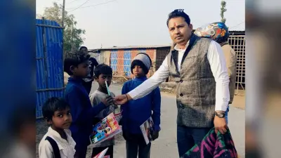 स्कूली बच्चों में पठन-पाठन सामग्री वितरित
