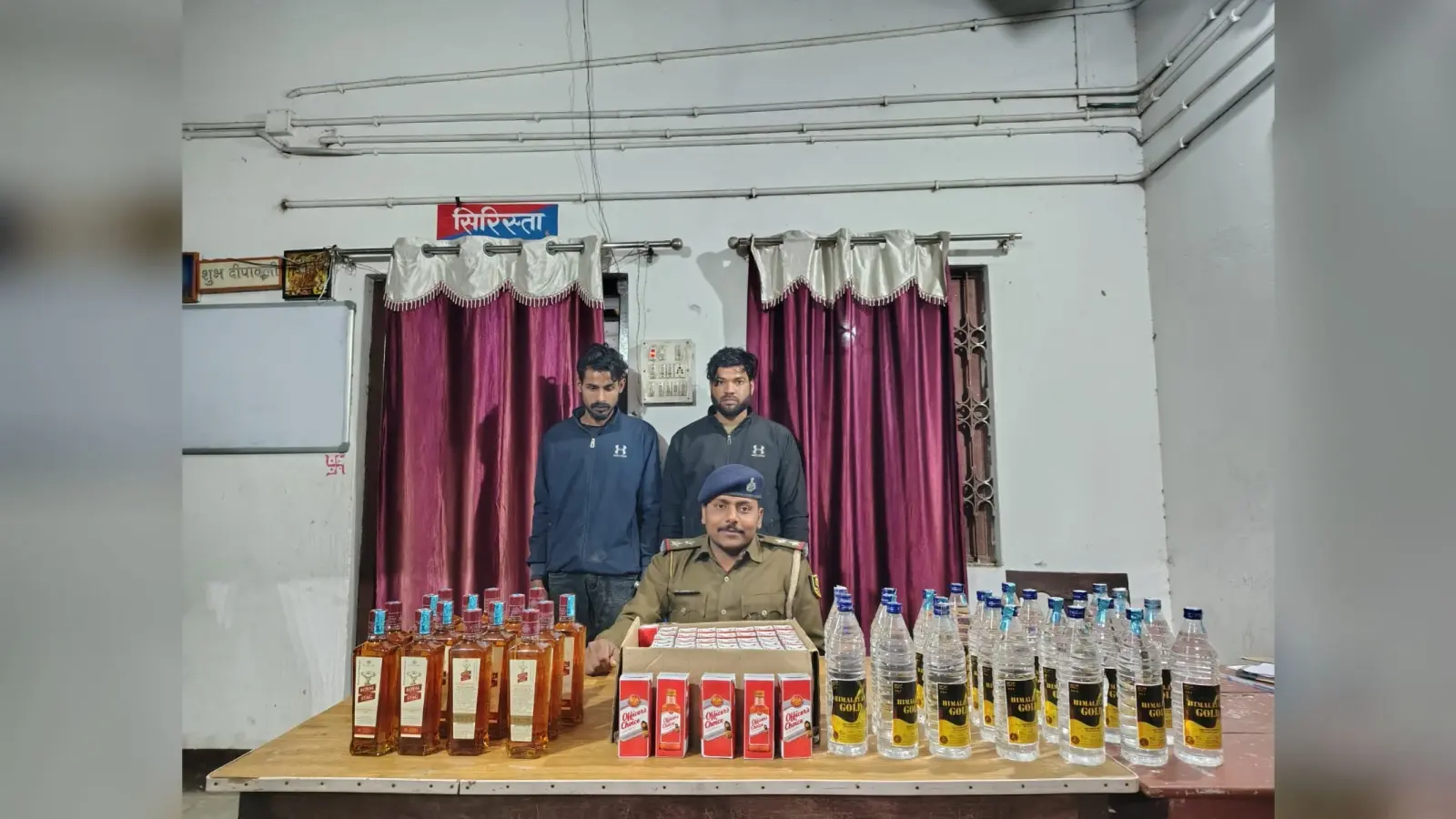 बाइक सवार दो शराब तस्करों को किया गिरफ्तार
