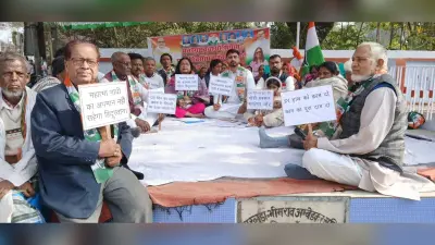 कांग्रेस ने आंबेडकर स्थल पर दिया धरना, राष्ट्रपति के नाम डीएम को सौंपा ज्ञापन