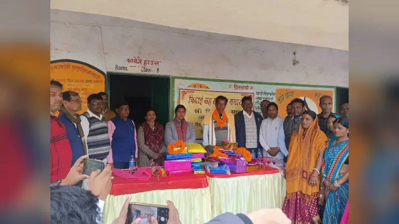 मवि के शिक्षक त्रिपुरारी को सम्मानपूर्वक दी गयी विदाई