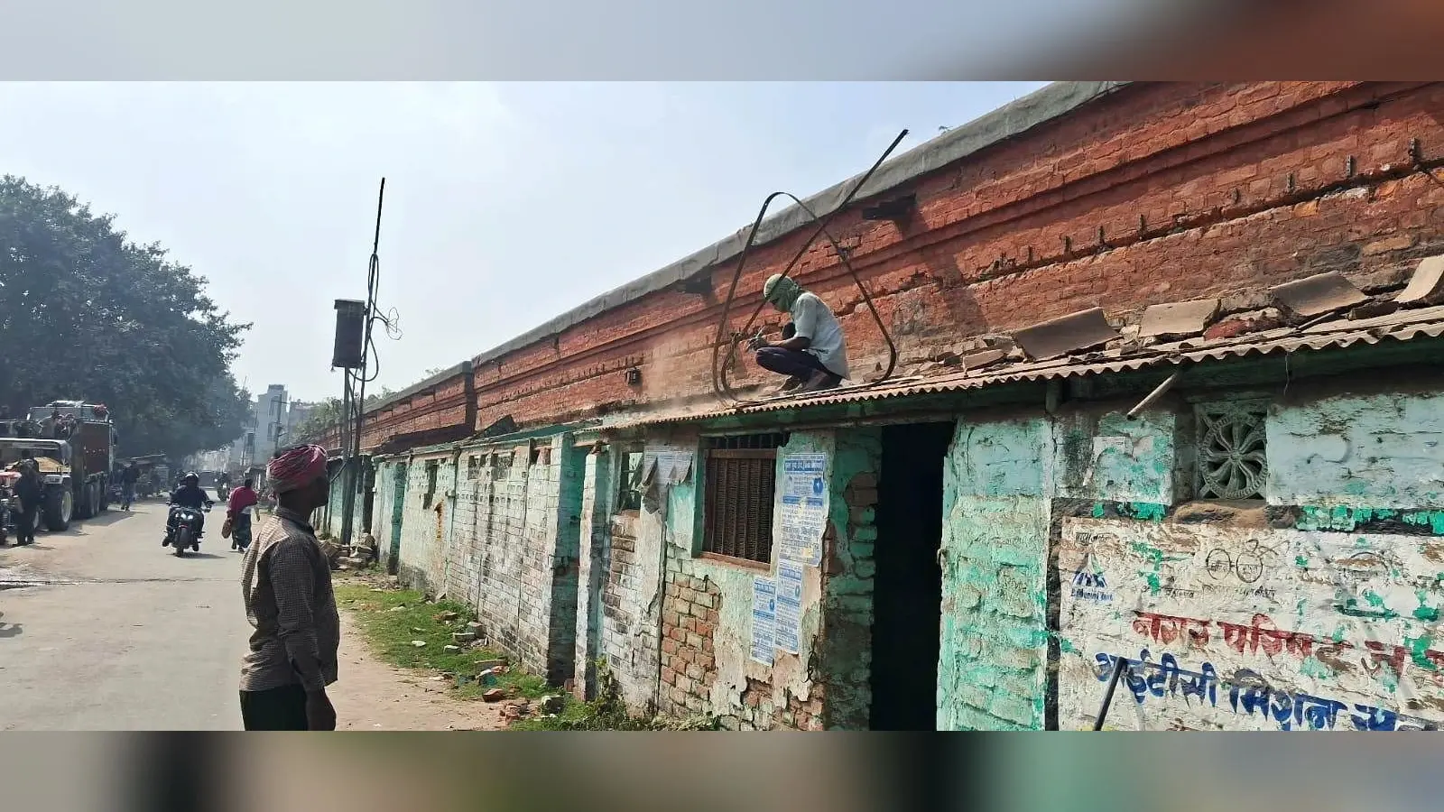 जमालपुर के रेलवे कॉलोनी के 116 क्वार्टर को ध्वस्त करने का कार्य आरंभ