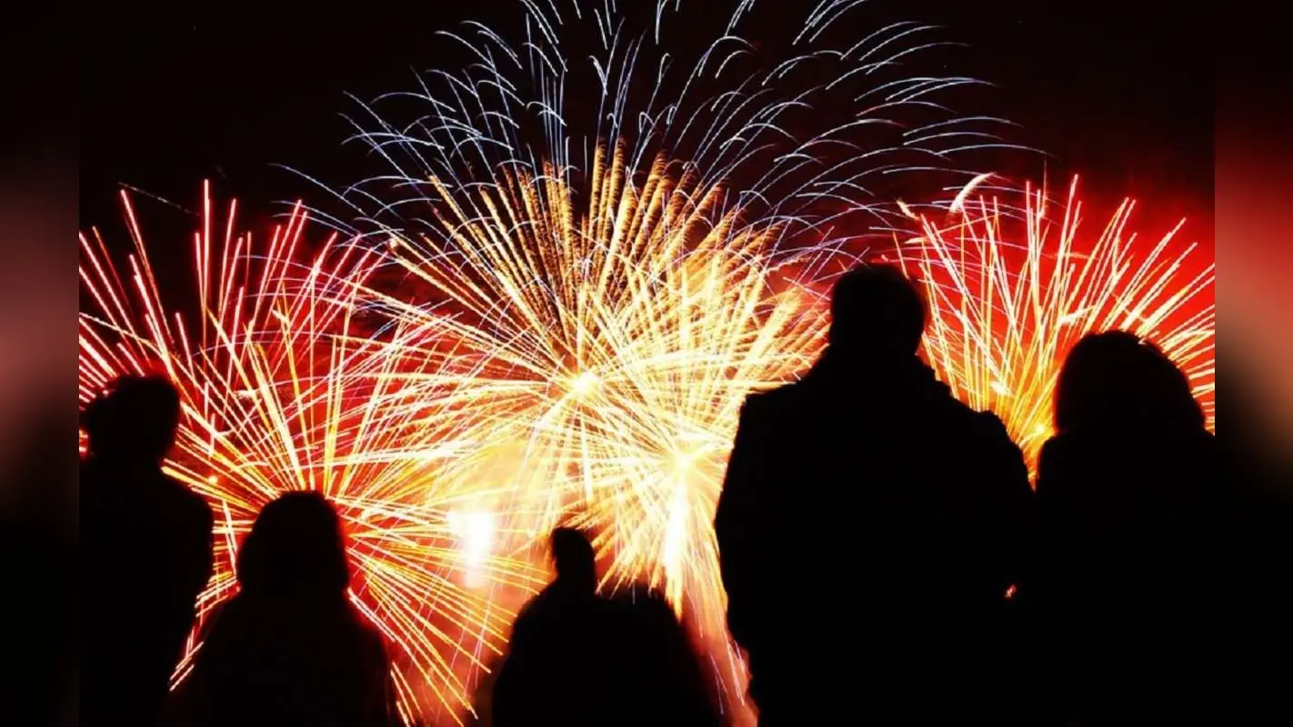 Happy New Year 2026: रात से ही फूटने लगे पटाखे, नये साल के जश्न में डूबा शहर