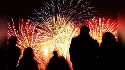 Happy New Year 2026: रात से ही फूटने लगे पटाखे, नये साल के जश्न में डूबा शहर