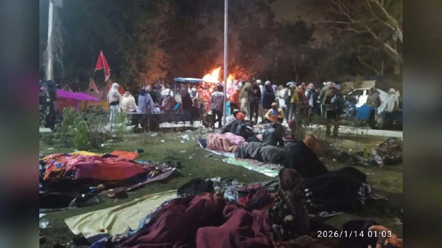 कोई चिता की आग के बगल में तो कोई सफेद बालू पर सोने को मजबूर, गंगासागर पर ऐसे गुजरी तीर्थयात्री की रात