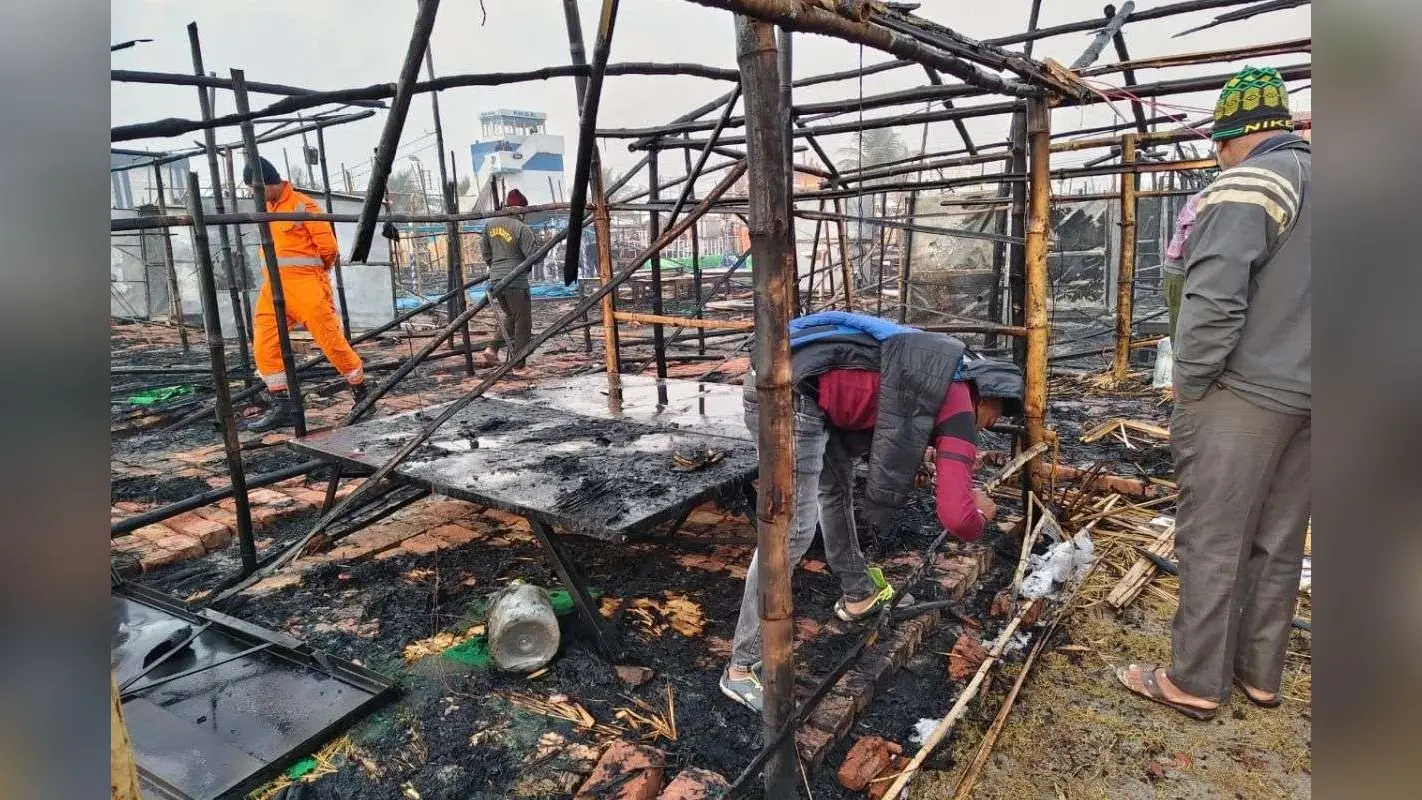 Gangasagar Mela Fire: गंगासागर मेला क्षेत्र में लगी आग, शुभेंदु के सोशल मीडिया पोस्ट पर ट्रोल हुईं ममता बनर्जी