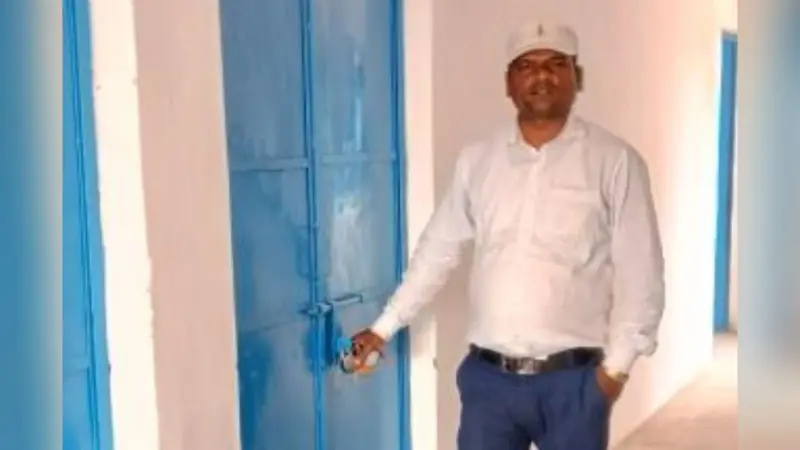 गढ़वा का यह पोस्ट ऑफिस बना ‘कबाड़खाना’, चिट्ठी भेजने के लिए दूसरे प्रखंडों की दौड़ लगा रहे ग्रामीण